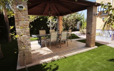 A fully renovated corner bungalow with a large garden.